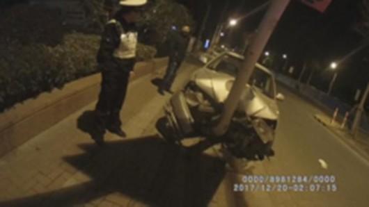 陈鸣醉驾撞上路边电线杆。 上海警方供图