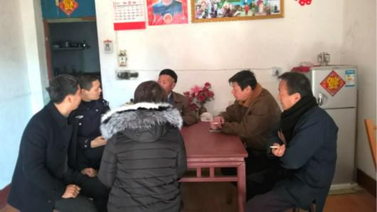 图说:被亲生父母过养给他人44年,在民警帮助下,徐女士终于与亲人团聚。青浦公安提供