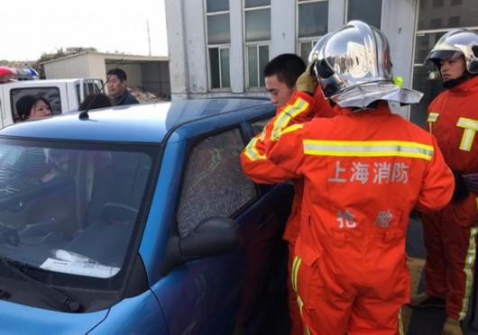 图片说明:消防队员及时赶到现场 图源:闵行公安提供