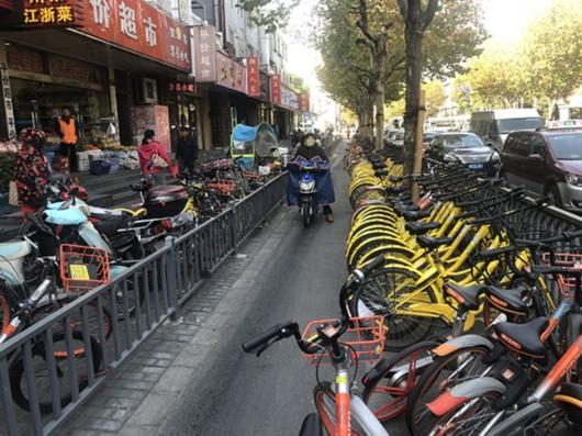 图片说明:12月6日,长海路非机动车道上停放的共享单车。本文图片均为澎湃新闻见习记者 杨帆 图