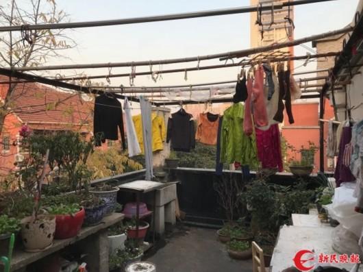 图说:疑似租客晾晒的衣物 新民晚报记者 徐驰摄