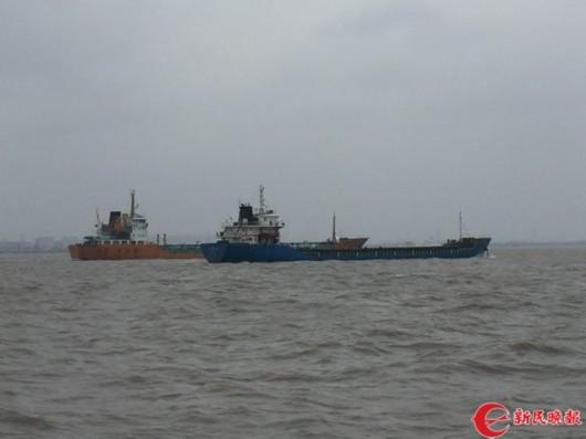 图片说明:被撞的“鑫旺138”轮(图中蓝色货轮)一直停在锚地,基本未受损 曹刚 摄