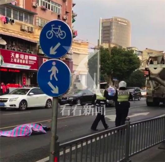 记者了解到:搅拌车司机已被警方带走,事故过程尚在进一步调查处置中。