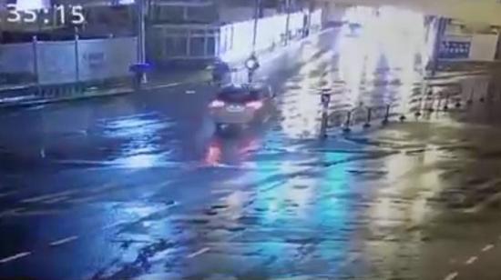 图说:监控摄录当事车辆逆向行驶 来源/监控截图