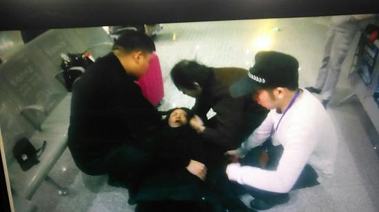 图说:旅客发病昏厥,民警现场救助 警方执法记录仪截图