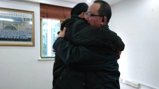 78岁的徐老伯终于寻到当年“上海恩人”后辈江先生。 新民网 图