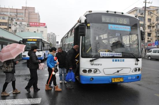 经过卢浦大桥的786路↑