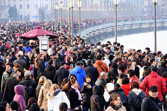 2018年02月17日,大年初二,上海外滩游客拥挤,人头攒动&nbsp