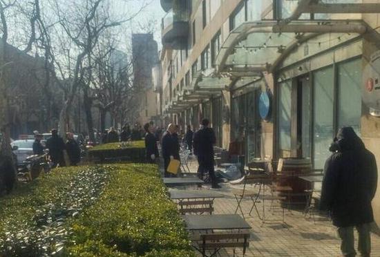图说:女子高坠砸到路过协管员 来源/网友提供