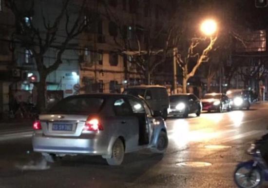 图说:任性司机将车停在马路中央与朋友吵架 网友供图