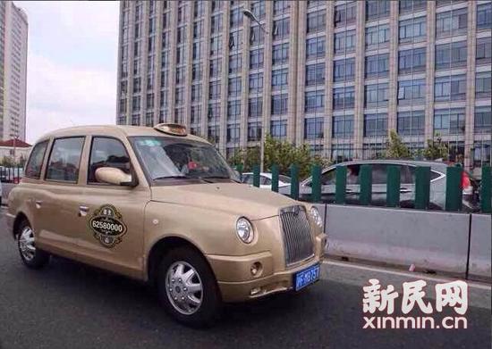 图说:2014年10月,首批50辆“英伦车”上路运行。资料图