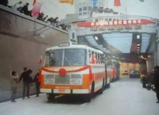 延安东路隧道通车典礼↑