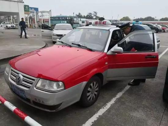沪fm9802的红色法兰红出租车