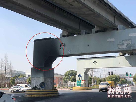 部分桥体被大火熏黑。 蔡黄浩 摄(下同)
