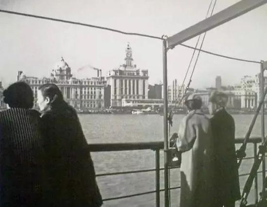摄于50年代的老照片,当时市民在轮渡上观赏风景↑