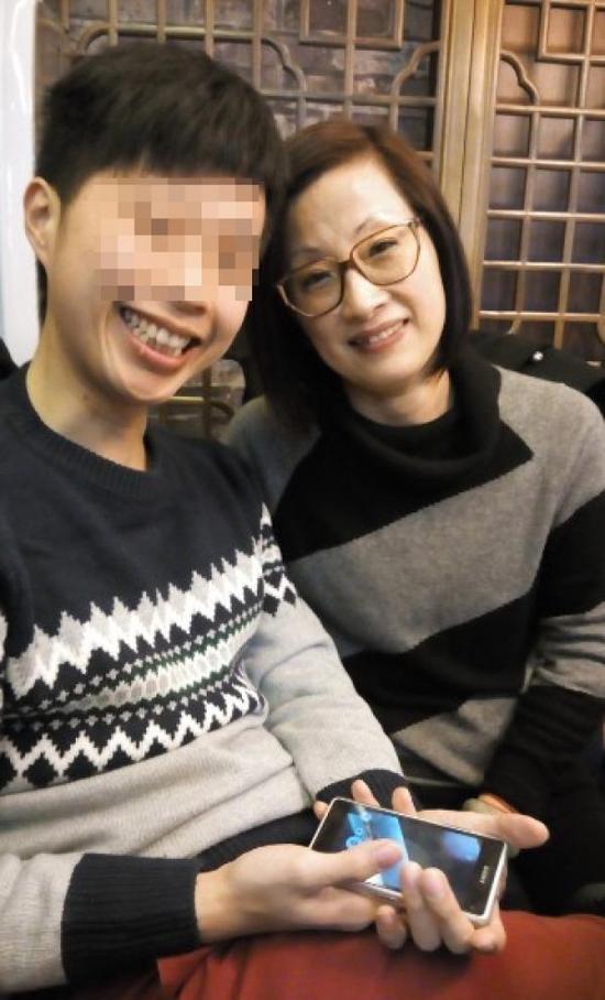 彭伟(化名)与母亲合影。 图片来自彭伟微博