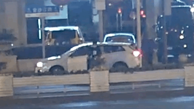 嫌弃网约车司机开得慢,醉酒乘客自己开起了车 普陀公安 图