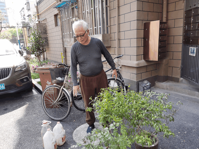 社区居民主动捐赠出自家的绿植