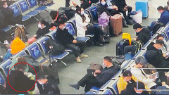 图说:季某来到苏州火车站候车 上海铁路警方供图(下同)