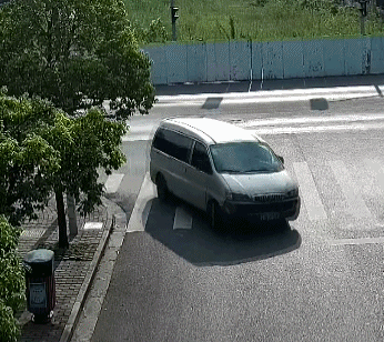 执勤民警分别驾驶警车和警用摩托车对嫌疑车辆展开拦截。