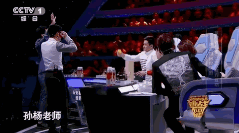 图片说明:在王鹰豪的指导下,孙杨还原了二阶魔方。《挑战不可能》节目截图