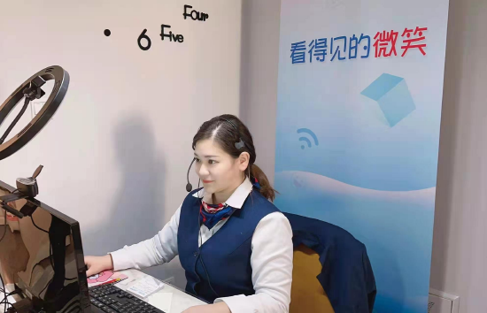 电话线的那头,上海电信客服热线人员用声音传递温暖