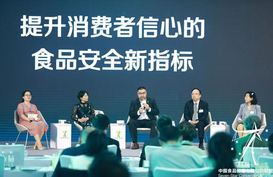 　　思享汇圆桌讨论，从左至右：七星联盟秘书长、艺康集团亚太及大中华区食品安全负责人聂豫蓉；旺旺集团生产总处总处长曹永梅；星巴克中国食品安全和质量副总裁杨琦；顶新国际集团便利、餐饮连锁事业食品安全与安新办公室负责人刘成章；以及便利蜂连锁商业有限公司高级总监程缅