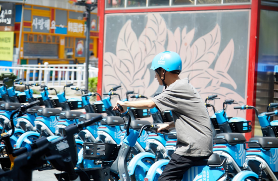 　　哈啰出行用户安全专家通过对多起相关案例分析发现：佩戴头盔可以显著减轻用户在发生安全事故时所受的伤害
