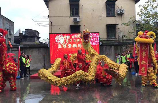 12月18日,<strong>澳门金沙体育投注</strong>市静安区宝山路街道257、258街坊旧改征收基地举行居民集体搬迁仪式。静安区新闻办供图