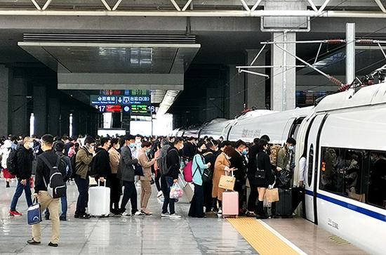 旅客在合肥南站有序排队上车。 本文图片均为中国铁路上海局集团有限公司提供