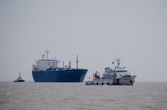 图说：海巡艇和拖轮护航极地精神号 上海海事局供图

