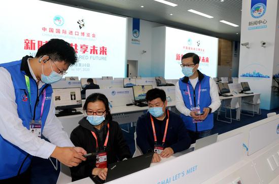 中国电信上海公司已经为第三届中国国际进口博览会准备了全方位的通信保障和5G应用服务。记者在新闻中心,可以享受万兆出口的有线、无线极速上网服务。图为来自央媒的记者,正在体验电信5G的超快下载速率。王万隆摄影