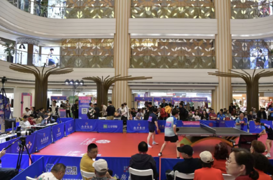 五一期间，“百联杯”商圈乒乓赛（个人赛）在商圈内举行，不仅吸引数千人参赛，而且带动办赛商圈营业规模和客流双增长。