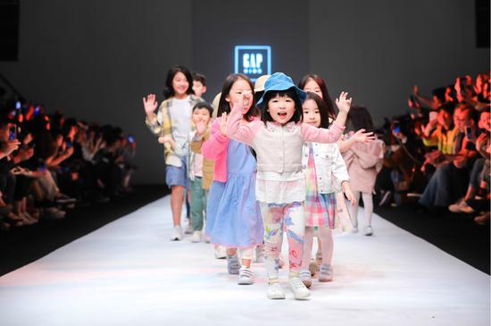 萌娃小模特身着GAP 2019童装新系列于KIDS WEAR上海时装周的秀场上，展现真我、绽放耀眼光芒