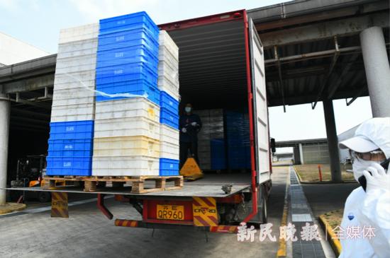 图说:上海美蓓亚正在接受一批从昆山运送来的生产原料。徐程 摄