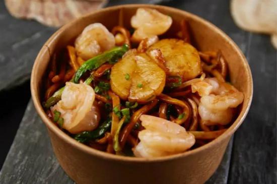 图说：静安昆仑大酒店的外卖产品——上海海鲜炒面配蔬菜。网络

