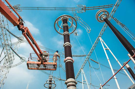 国网上海电力在1000千伏特高压练塘变电站开展设备检修工作。

