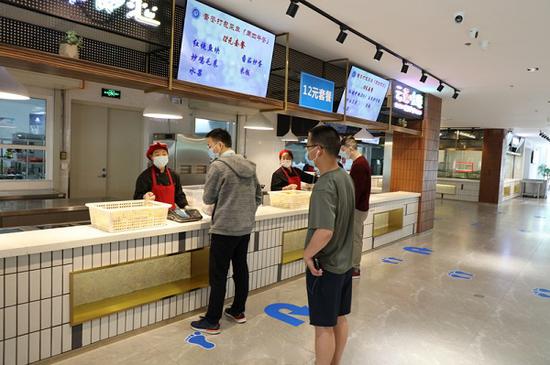 图说:华理老师和学生按照学校安排分开就餐