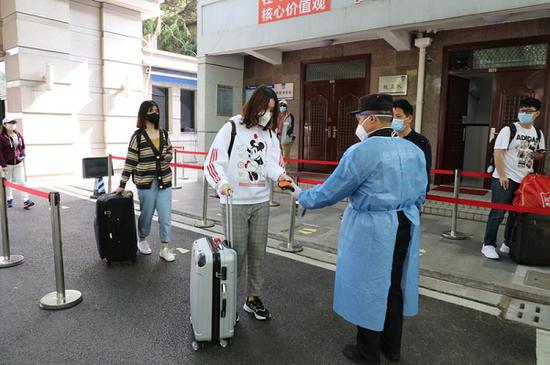 图说:华东理工大学近千名毕业年级学生经过信息核验和体温检测之后,回到了学校 来源/采访对象提供(下同)