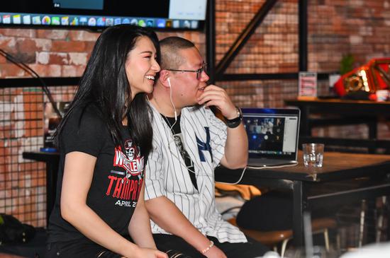 《WWE最前沿》主持人吴冬妮Nina和资深摔迷清风