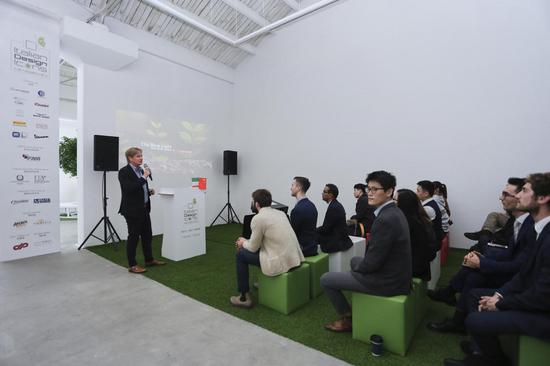引领可持续发展新趋势 第三届意大利(IDI)品牌设计展 (图7) 依古姿妮照明公司贸易总经理Luca Tarsetti 做演讲