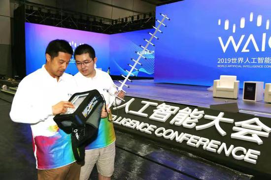 电信已经为8月29日开幕的第二届世界人工智能大会部署了完善的5G网络。图为中国电信上海公司移动互联网部重保中心技术人员正在世界人工智能大会开幕式现场测试5G信号。