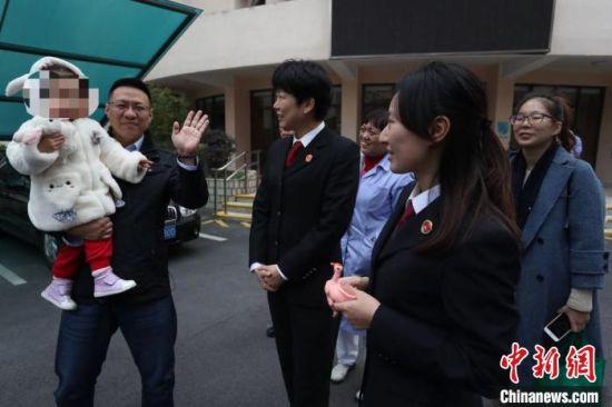 丁丁被送往上海市儿童福利院,展开新生活。 张亨伟 摄