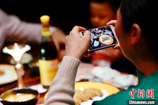 市民品尝美食。摩登思南官方供图