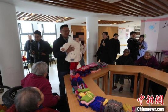 丁丁被送往上海市儿童福利院,展开新生活。 张亨伟 摄