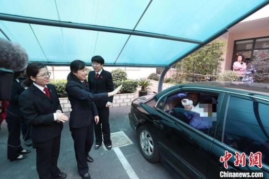 丁丁被送往上海市儿童福利院,展开新生活。 张亨伟 摄