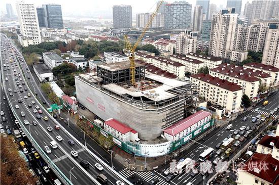图说:宛平剧场上午封顶 新民晚报记者 郭新洋 摄