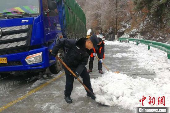 资料图：交警上路保卫冰冻天气交通安全 鄢泽洲 摄