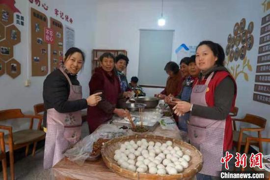 村民给入住人才公寓的青年包元宵　郁玫　摄