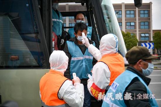 图说：测量体温 新民晚报记者 陈梦泽 摄

